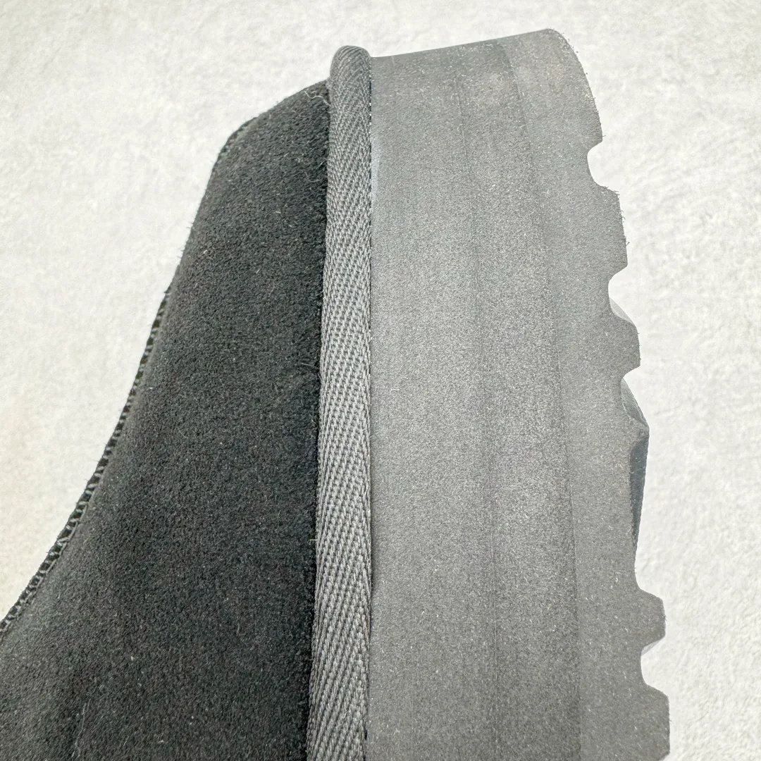 Pick up locally💰520 UGG ethnic style 2553 classic autumn and winter sheep fur all-in-one snow boots. All shoes are made from the same factory as ZP. Longfeng A-grade Australian imported sheep fur all-in-one ethnic style. Brand OEM production line. Fully follow the ZP process. OEM original pattern maker. Adhering to the principle of no original shoes and no development selection. Pay attention to every detail. The most authentic version on the market. TREADLITE "Light Wing" technology outsole. Lightweight/durable/flexible/pile size: 35 36 37 38 39 40 41 42 Coding: by2936060